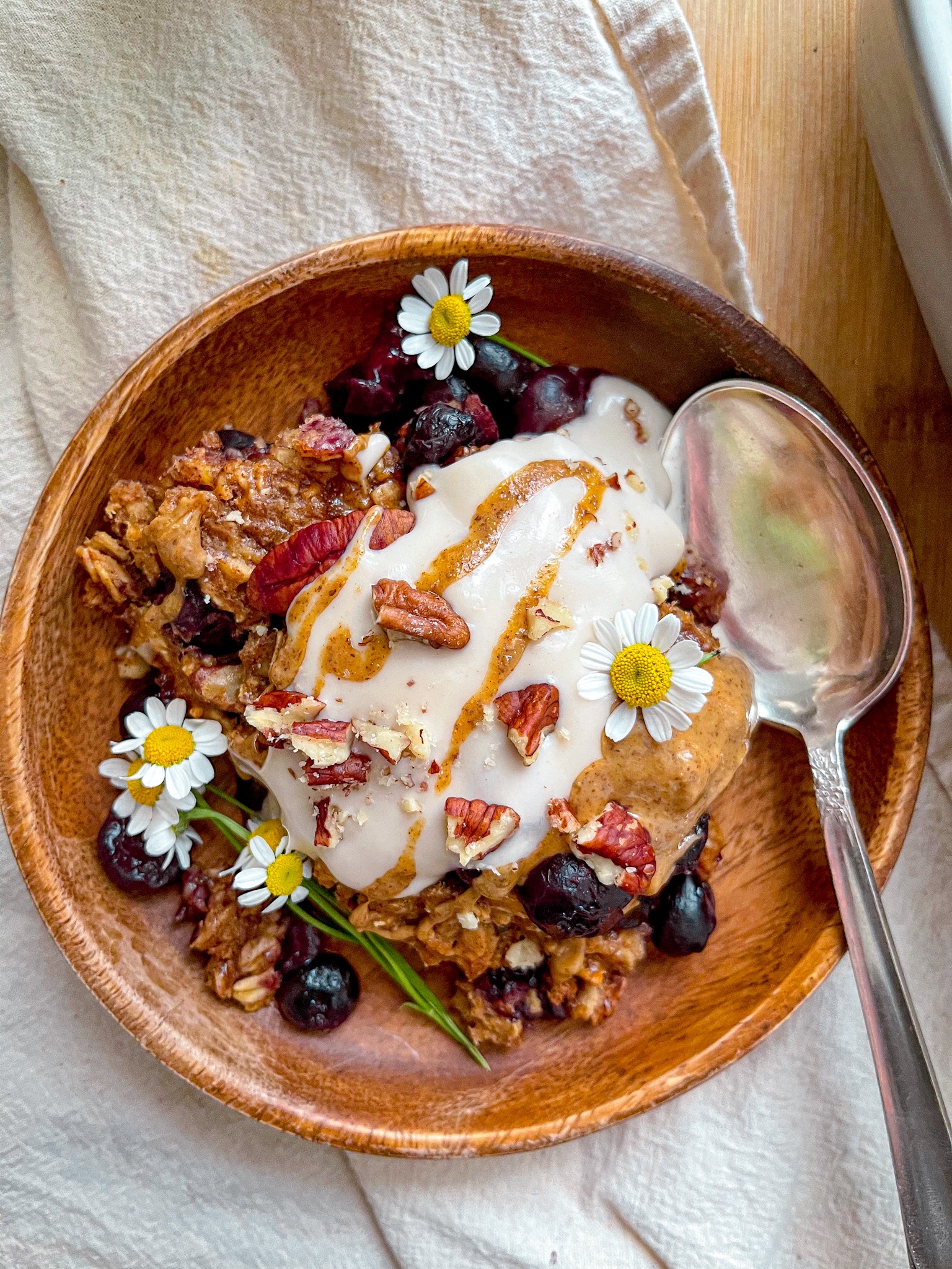 Blueberry Breakfast Crumble with Oil Free Cinnamon Oat Topping - Nikki ...