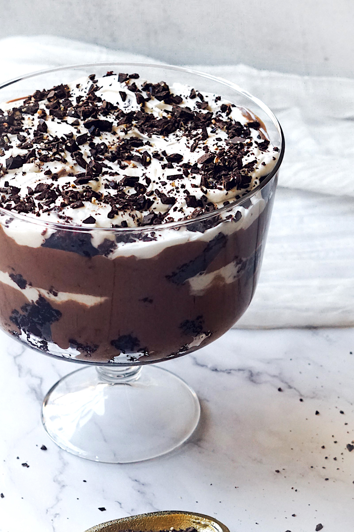 easy chocolate trifle in a glass trifle dish